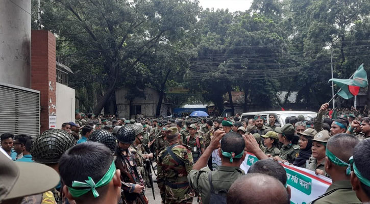 আনসারদের বিক্ষোভে অবরুদ্ধ সচিবালয়ে কর্মকর্তা-কর্মচারীরা