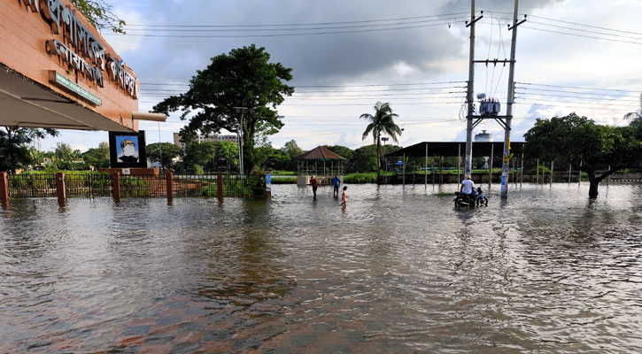 নোয়াখালীতে বন্যায় ২১ লাখ মানুষ পানিবন্দি, নিহত ৮