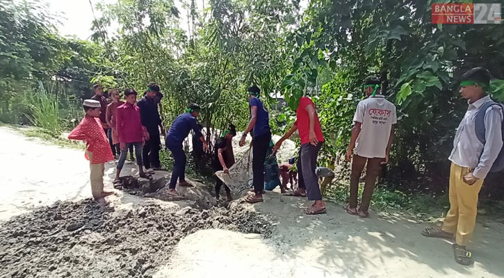 সুন্দরগঞ্জের চরাঞ্চলে সড়ক মেরামত করলেন শিক্ষার্থীরা