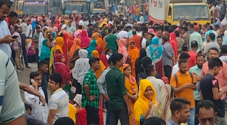 আশুলিয়ায় মহাসড়ক অবরোধ করে দুই কারখানার শ্রমিকদের বিক্ষোভ 