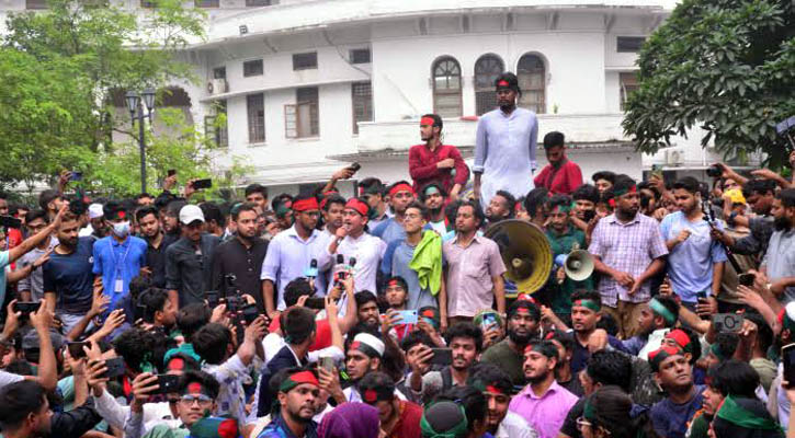 ছাত্রদের বিক্ষোভের মধ্যেই প্রধান বিচারপতির সঙ্গে সাক্ষাতে বিচারপতিরা