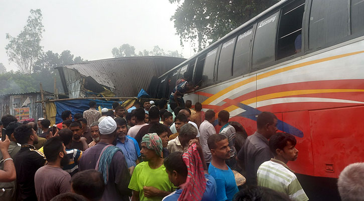 নিয়ন্ত্রণ হারিয়ে দোকানে বাস, প্রাণ গেল শিবিরের সাবেক নেতার 