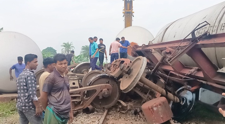 চুয়াডাঙ্গায় তেলবাহী ট্রেনের বগি লাইনচ্যুত, যোগাযোগ বন্ধ