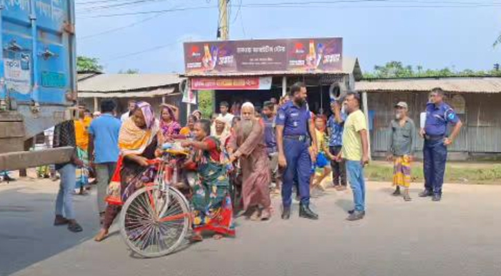 কুকুরকে বাঁচাতে ব্রেক চাপতেই উল্টে গেল সিএনজি, নারী যাত্রী নিহত