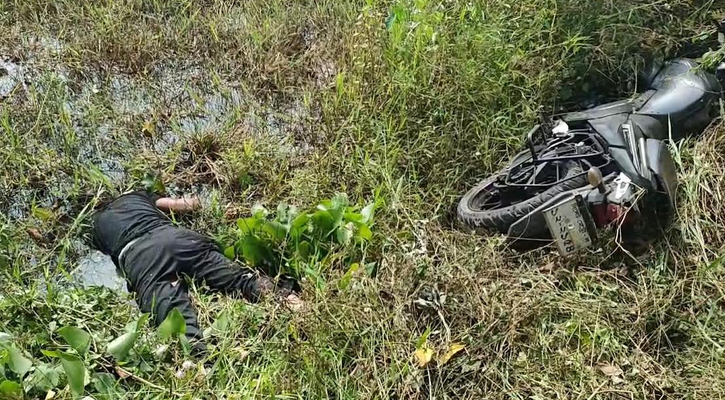 ডোবায় পড়েছিল মোটরসাইকেল, পাশেই মিলল যুবকের মরদেহ