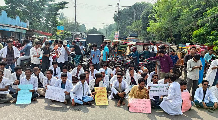 ৬ দফা দাবিতে বরিশাল সড়ক অবরোধ করে শিক্ষার্থীদের বিক্ষোভ