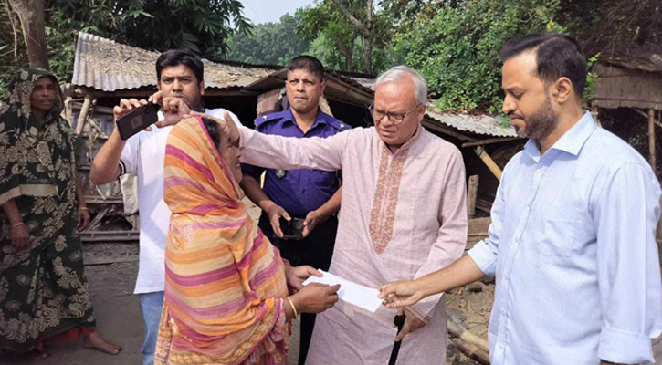 ফরিদপুরে বাড়ি ভেঙে দেওয়া সেই বিধবার পাশে দাঁড়ালেন রিজভী