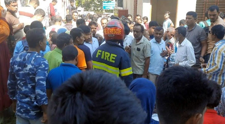 দিনাজপুরে ইজিবাইককে ট্রাকের ধাক্কা, প্রাণ গেল গৃহবধূর 