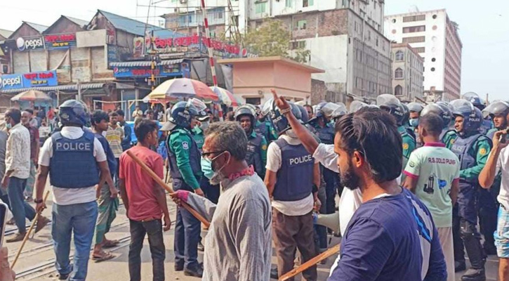 জুরাইনে রেললাইন অবরোধ ব্যাটারিচালিত রিকশা চালকদের