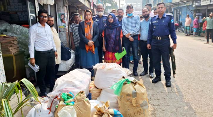 চাঁদপুরে ৪ প্রতিষ্ঠান থেকে ৭৭৫ কেজি পলিথিন জব্দ 