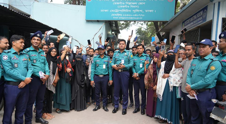 হারিয়ে যাওয়া ৫৩ মোবাইল উদ্ধার করে মালিকদের বুঝিয়ে দিল পুলিশ