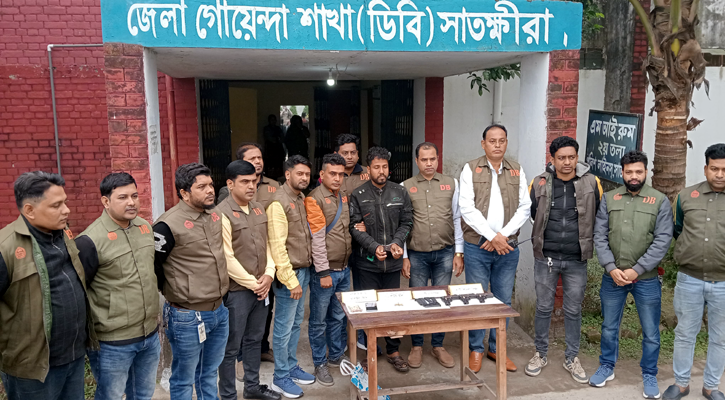 সাতক্ষীরায় বিদেশি পিস্তল, ম্যাগাজিন ও গুলিসহ যুবক আটক