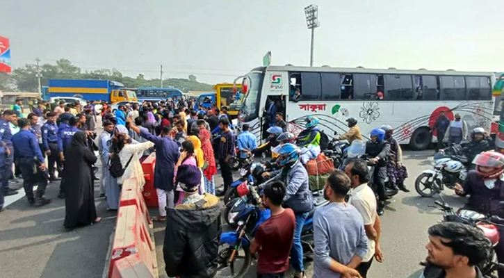 ঢাকা-মাওয়া এক্সপ্রেসওয়েতে বৈষম্যবিরোধী শিক্ষার্থীদের সড়ক অবরোধ