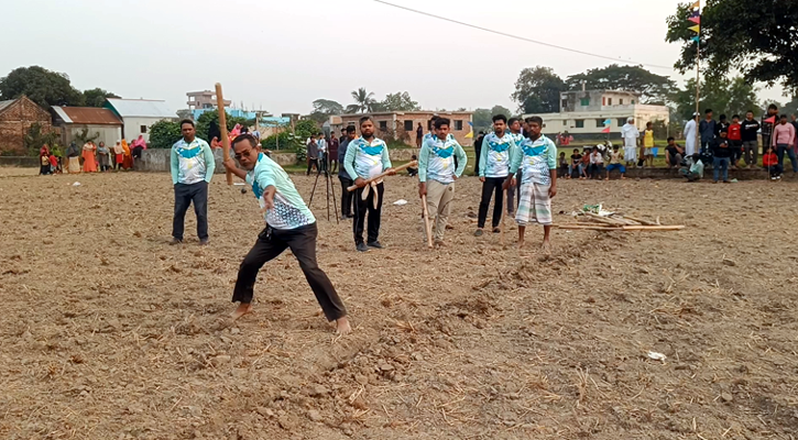 ব্রাহ্মণবাড়িয়ায় বিলুপ্ত প্রায় গুটি দাড়া খেলা অনুষ্ঠিত