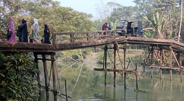 ব্রিজজুড়ে ক্ষত ভোগান্তি আর কত 