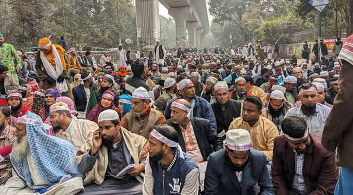 ফের শাহবাগে ইবতেদায়ি শিক্ষকরা, দিলেন ২৪ ঘণ্টার আলটিমেটাম