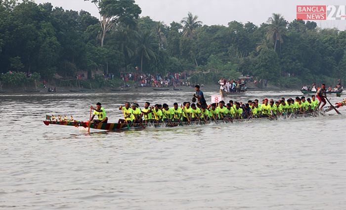 মাগুরায় মধুমতি নদীতে হয়ে গেল ঐতিহ্যবাহী নৌকা বাইচ প্রতিযোগিতা। ছবিটি জেলার ঝামা এলাকার মধুমতি নদী থেকে তুলেছেন জয়ন্ত জোয়াদার