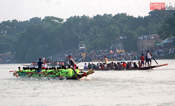 মাগুরায় মধুমতি নদীতে হয়ে গেল ঐতিহ্যবাহী নৌকা বাইচ প্রতিযোগিতা। ছবিটি জেলার ঝামা এলাকার মধুমতি নদী থেকে তুলেছেন জয়ন্ত জোয়াদার