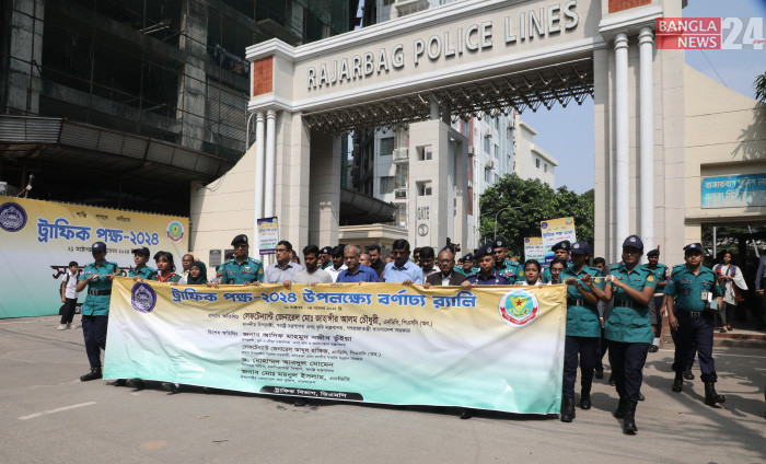 ডিএমপির ‘ট্রাফিক পক্ষ’  শুরু আজ । এ উপলক্ষে রাজধানীতে রাজারবাগ পুলিশ লাইন্স থেকে র‌্যালি বের করেছে ট্রাফিক পুলিশ। ছবি: ডিএইচ বাদল